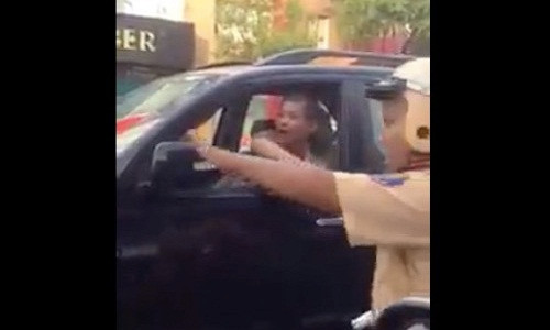 Xe bien xanh chay nguoc chieu CSGT biet nhung ngo lo-Hinh-2