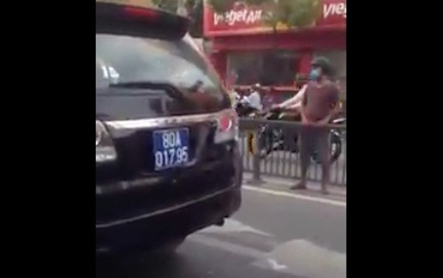 Xe bien xanh chay nguoc chieu CSGT biet nhung ngo lo-Hinh-3