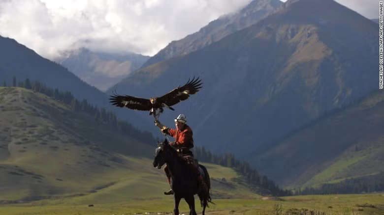 Bên cạnh đó, đi săn cùng đại bàng là một trong những hoạt động thi đấu độc đáo của đại hội thể thao du mục thế giới. Việc nuôi đại bàng và đi săn với sự trợ giúp của chúng đã xuất hiện cách đây 4.000 năm tại vùng Trung Á. Theo Washington Post, thuần dưỡng đại bàng là một nghệ thuật đáng tự hào và là một trong những nét rực rỡ nhất trong di sản văn hoá của người dân du mục. Ở vùng Mông Cổ và Trung Á, huấn luyện đại bàng để tham gia các cuộc thi săn mồi được coi là nét văn hoá truyền thống độc đáo. Ảnh: CNN