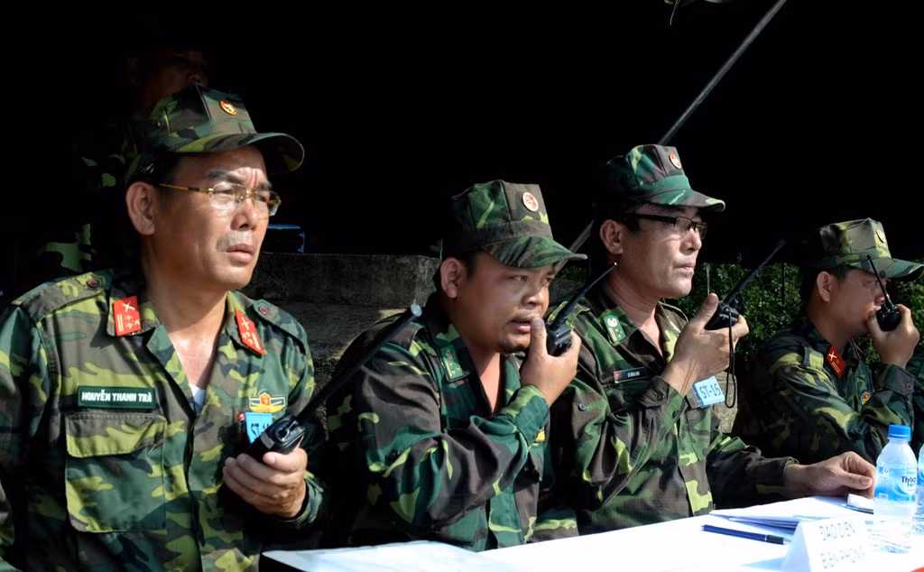 Sáng 17/9, hơn 2.000 cảnh sát, quân đội, đội ngũ y, bác sĩ cùng người dân, học sinh TP Quảng Ngãi tham gia diễn tập ứng phó sóng thần và tìm kiếm cứu nạn năm 2016. Cán bộ chiến sĩ quân đội, biên phòng dùng bộ đàm điều khiển diễn tập ứng phó sóng thần ở Sở chỉ huy trên đồi núi Ngang (xã Tịnh Khê, TP Quảng Ngãi). Tình huống giả định, sáng 17/9, trận động đất có cường độ 8,8 độ richter xảy ra phía tây đảo Luzon (Philippines) gây ra nhiều đợt sóng thần cao từ 6 đến 8 m tấn công vùng ven biển TP Quảng Ngãi.