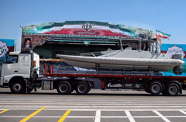 Tàu tuần tra cao tốc FB RIB-33 trang bị pháo phản lực phóng loạt 107mm MLRS.