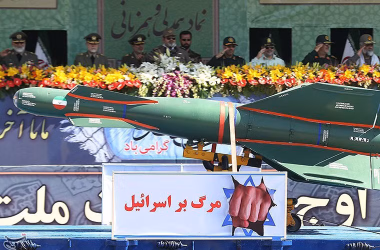 Không chỉ tàu chiến, đến cả vũ khí hàng không (gồm tên lửa, bom) “vinh dự” duyệt binh “riêng” (không đi kèm máy bay) ở Tehran. Ảnh: Bom dẫn đường quang điện (EO) Qassed tham gia duyệt binh.