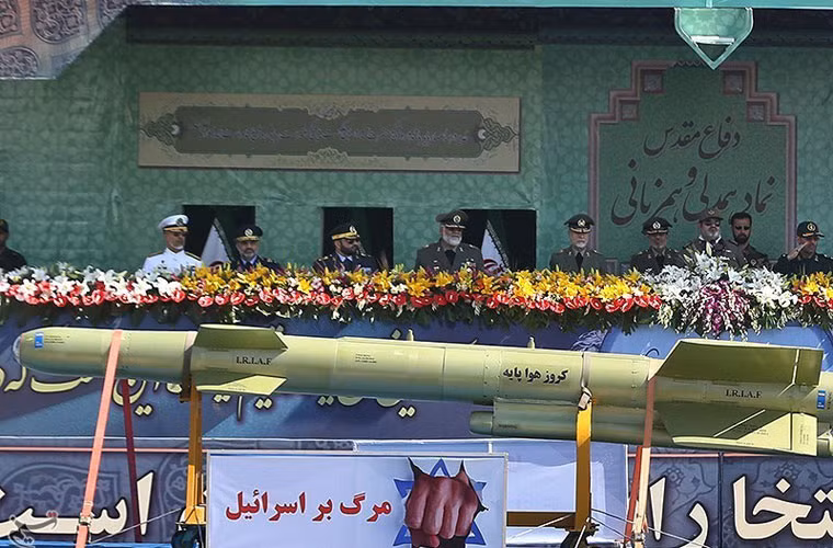 Tên lửa hành trình đối đất không rõ kiểu loại đặt trên xe kéo.