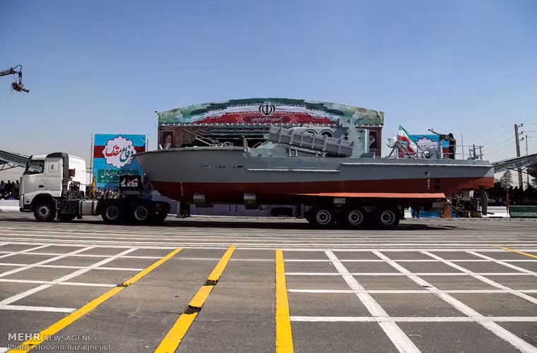 Không chỉ đem xe tăng, xe bọc thép lên xe bánh lốp dân sự, Iran còn đưa hàng loạt vũ khí tối tân hải quân như tàu chiến, thủy phi cơ lên bờ diễu duyệt. Ảnh: Tàu tên lửa cao tốc Kashdom IV tham gia duyệt binh...trên đất liền.