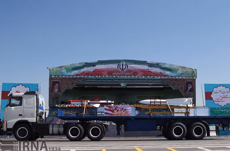 Tên lửa không đối đất dẫn đường Nars và tên lửa không đối không Fakur 90.