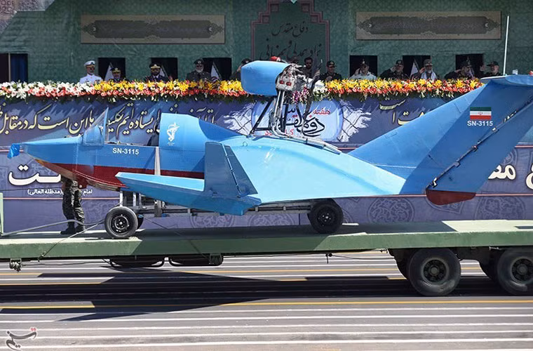 Phương tiện khí đệm Bavar 2 của Hải quân Iran. Nó như là phương tiện lai giữa thủy phi cơ và tàu đệm khí.