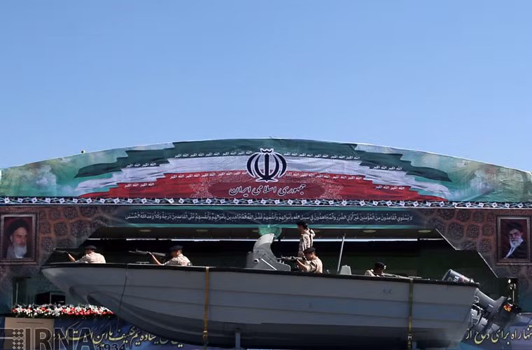 Tàu cao tốc hai thân của Hải quân Iran tham gia duyệt binh.