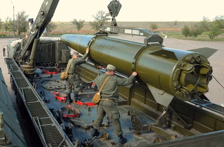 Đạn tên lửa của tổ hợp Iskander-M đạt tầm phóng đến 500km, mang đầu đạn nổ thường/nhiệt áp và cũng có thể là đầu đạn hạt nhân, trang bị công nghệ dẫn đường kết hợp quán tính và đầu tự dẫn kiểu so sánh biên dạng địa hình quang học DSMAC cho bán kính lệch mục tiêu chỉ 5-7m.