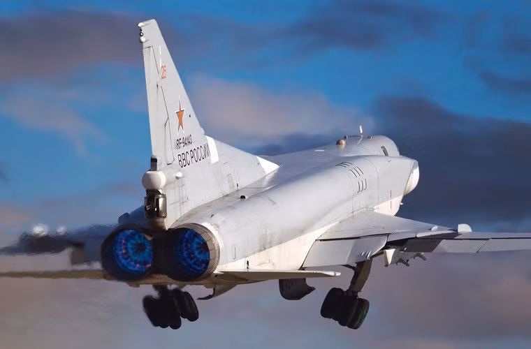 Tu-22M3 là máy bay ném bom chiến lược siêu thanh của Không quân Nga, với hai động cơ phản lực NK-25 công suất 245 kN/chiếc, nó có thẻ bay với tốc độ Mach 1,88 (khoảng 2.000km/h), bán kính tác chiến 2.400km, tầm hoạt động 7.000km. Đây được xem là một trong những máy bay ném bom chiến lược nhanh nhất thế giới hiện nay.