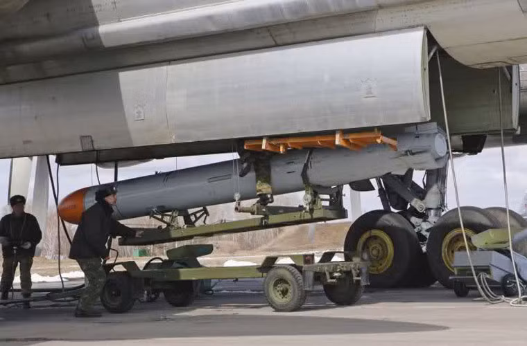 Tuy nhiên, các máy bay Tu-22M3 hiện tại chủ yếu chỉ mang được bom thông thường và tên lửa hành trình chống hạm Raduga Kh-22 thích hợp tác chiến chống tàu sân bay. Vì thế, chuyên gia Sivkov mới đưa ra đề xuất nâng cấp Tu-22M3 cho phép chúng triển khai cả tên lửa hành trình đối đất Kh-555 – một trong những vũ khí hàng không đối đất nguy hiểm nhất của Nga.