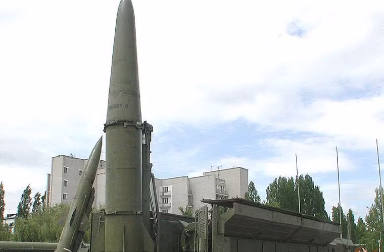 Tổ hợp tên lửa đạn đạo chiến thuật 9K720 Iskander-M luôn là nỗi lo ngại của các nước NATO hiện nay. Đây là một trong những loại tên lửa đạn đạo tầm ngắn nguy hiểm nhất hiện nay với hệ thống dẫn đường cực kỳ hiện đại, độ chính xác cao, khả năng đối phó với các biện pháp đánh chặn của đối phương.