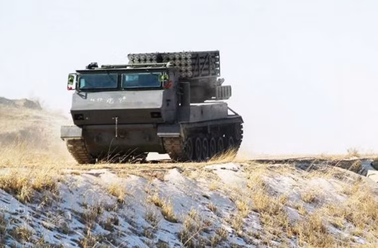 Loạt ảnh của Sina cho biết loại pháo phản lực đa nòng bí ẩn này sử dụng khung bệ bánh xích thay vì bánh lốp như hầu hết các kiểu pháo phản lực của Quân đội Trung Quốc đang sử dụng.