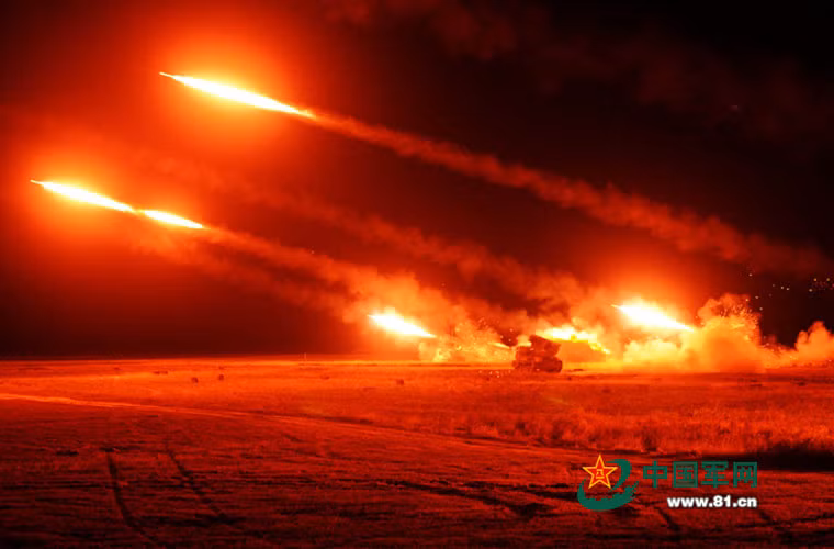 Quân đội Trung Quốc có khả năng đã đưa vào trang bị loại pháo phản lực đa nòng thế hệ mới này. Ảnh: Pháo phản lực mới khai hỏa trong đêm trong một cuộc tập trận.