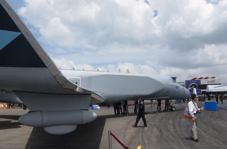 Radar mạng pha EL/W-2085 cung cấp khả năng theo dõi cùng lúc 100 mục tiêu ở phạm vi 370km, đồng thời có thể chỉ huy hàng chục vụ đánh chặn không đối đất và không đối đất. Vì vậy, không lạ khi nó có thể xác định hàng chục máy bay Nga tiến vào không phận Syria.