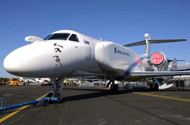 Không như các loại máy bay báo động sớm sử dụng radar hình đĩa trên lưng, G.550 Eitam CAEW trang bị hệ thống radar mạng pha chủ động EL/W-2085 bố trí dọc hai bên thân máy bay.