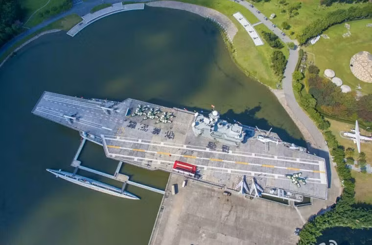 Hình ảnh quân sự Trung Quốc ấn tượng nhất tuần – tàu sân bay lừng lưỡng nằm trong lòng hồ lớn. Theo mạng Sina, đây vốn là mô hình tàu sân bay được xây dựng từ bê tông cốt thép phục vụ du lịch.