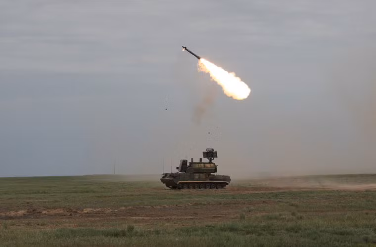 Ảnh quân sự Nga ấn tượng nhất tuần qua – tổ hợp tên lửa phòng không Tor-M2U vừa hành tiến vừa khai hỏa tên lửa. Đây được xem là bước tiến vượt bậc trong sự phát triển các phương tiện phòng không tự hành.