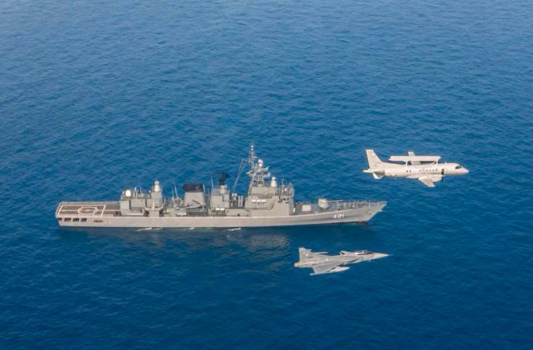 Hôm 21/9, tàu hộ vệ tên lửa HTMS Naresuan (FFG 421) của Hải quân Hoàng gia Thái Lan thử nghiệm truyền dữ thành công kết nối với tiêm kích đa năng Gripen và máy bay báo động sớm Saab 340.