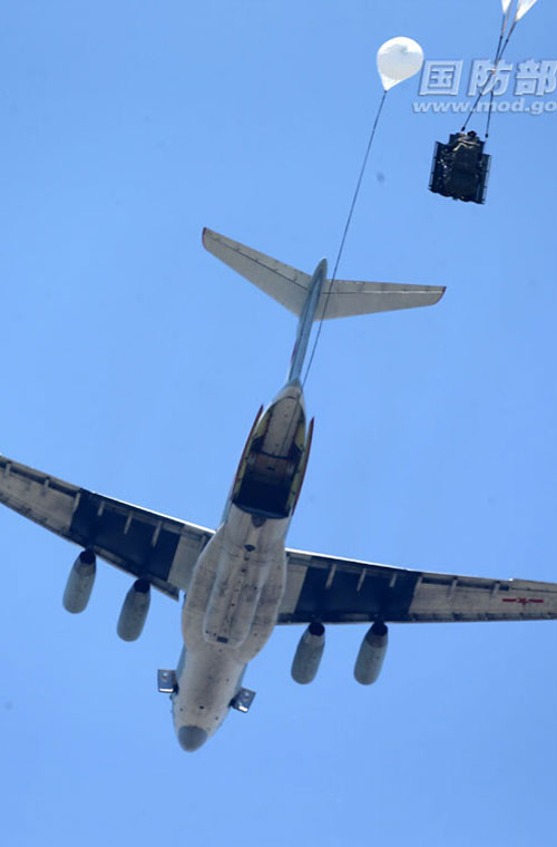 Xe thiết giáp đổ bộ ZLC-2000 “nhảy khỏi” máy bay vận tải Il-76MD cũng thuộc những bức ảnh quân sự Trung Quốc rất đẹp.