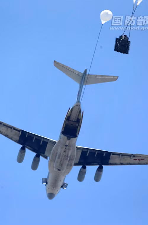 Xe thiết giáp đổ bộ ZLC-2000 “nhảy khỏi” máy bay vận tải Il-76MD cũng thuộc những bức ảnh quân sự Trung Quốc rất đẹp.