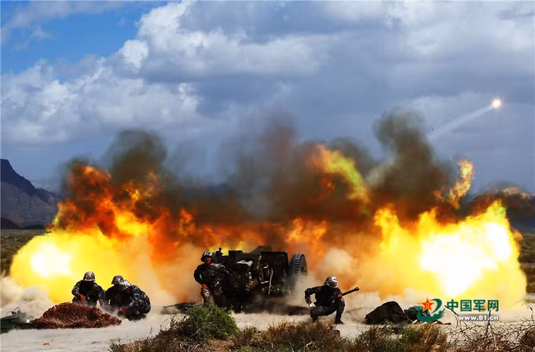 Bức ảnh đậm chất nghệ thuật tuyên huấn Trung Quốc – lựu pháo 152mm khai hỏa với quầng lửa khủng tỏa ra hai bên.