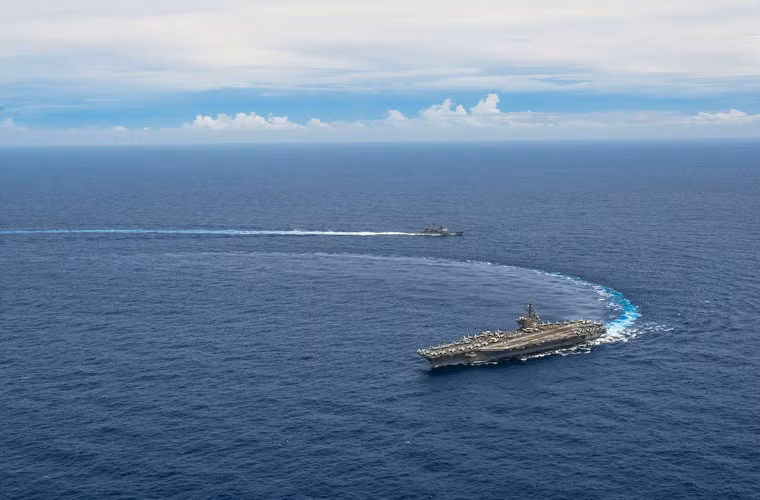 Tàu sân bay USS Ronald Reagen (CVN-76) ngoặc gấp trong một cuộc diễn tập trên Thái Bình Dương.