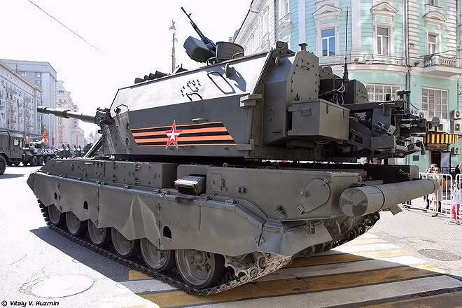 2S35 Koalitsiya-SV cũng có tính năng bắn trúng một mục tiêu đồng thời bằng nhiều loạt đạn với những quỹ đạo bay khác nhau.