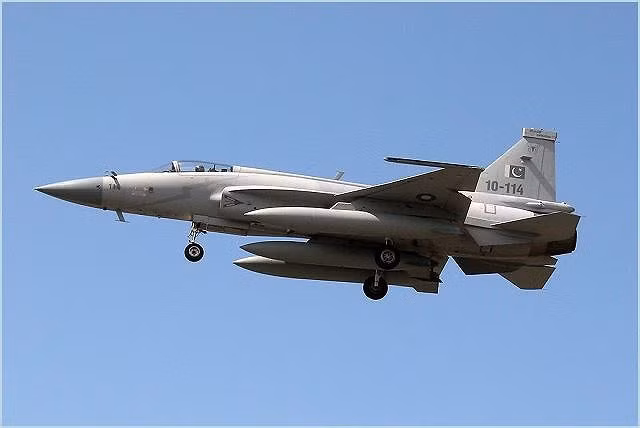 JF-17 được trang bị radar có thể theo dõi 10 mục tiêu cùng lúc và tiêu diệt đồng thời 2 mục tiêu.