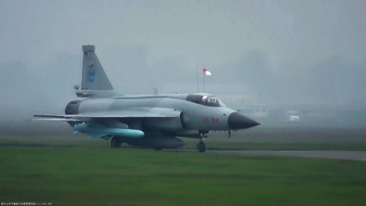 JF-17 sử dụng động cơ RD-93 do Nga sản xuất, Trung Quốc cũng nghiên cứu và sản xuất động cơ WS-13, tuy nhiên nó bị đánh giá là thiếu tính ổn định.