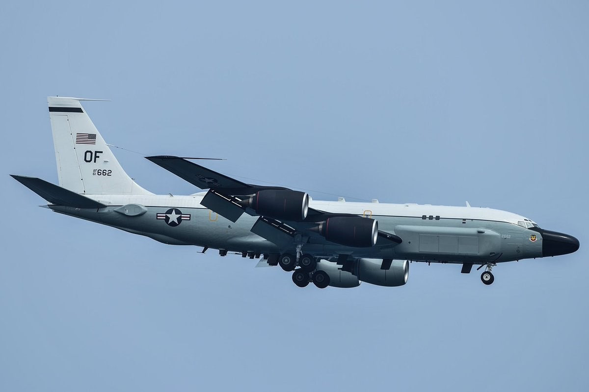 RC-135 là một trong những máy bay trinh sát lớn nhất thế giới. Phi hành đoàn gồm 27 người, bao gồm 3 phi công, 2 hoa tiêu và 22 chuyên viên phân tích, tình báo, sĩ quan chiến tranh điện tử và kỹ thuật viên bảo trì.