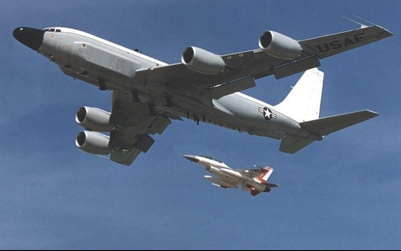 RC-135 bay lên cao với vận tốc 1.500 m/phút.