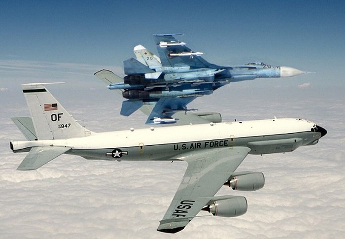 Phạm vi hoạt động của RC-135 là 5.500 km, và trần bay đạt 15.200 m.