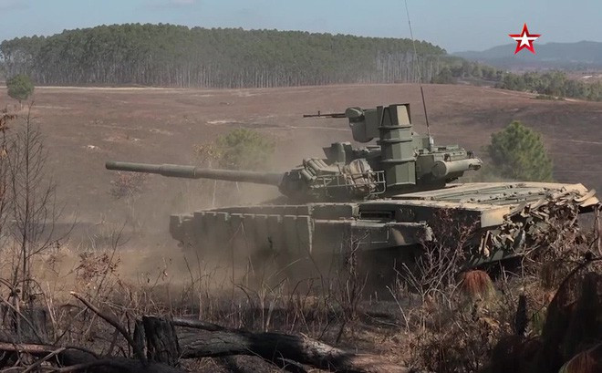 Xe được trang bị hệ thống kính ngắm đa kênh quang ảnh nhiệt cho pháo thủ và trưởng xe Sosna-U do công ty Peleng của Belarus sản xuất, khách hàng có thể tùy chọn thêm một vài thiết bị điện tử có nguồn gốc phương Tây.