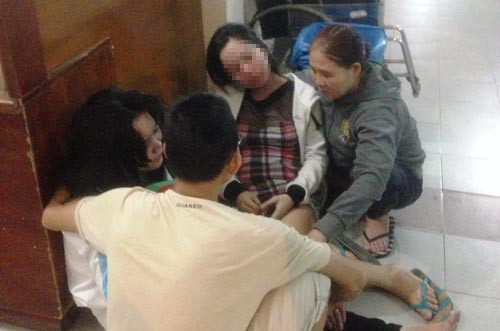 Người thân đau đớn ngã quỵ trước cái chết của cháu bé.