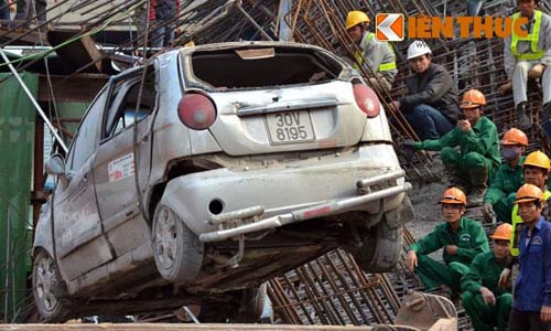 Taxi được xe cẩu di dời khỏi hiện trường.