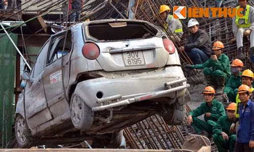 Taxi được xe cẩu di dời khỏi hiện trường.