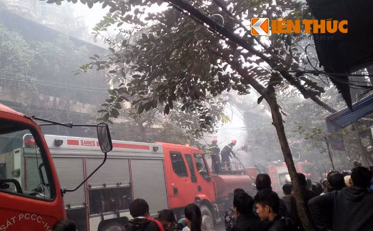 Không lâu sau lực lượng PCCC cùng hàng chục xe cứu hỏa có mặt tại hiện trường, tiến hành dập lửa.