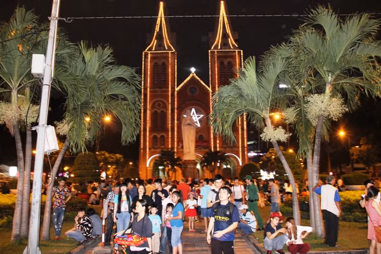 Tại TP HCM, Từ chập tối, khu vực Nhà Thờ Đức Bà, quận 1 đã có rất đông người dân từ khắp nơi đổ về để vui lễ Giáng Sinh.