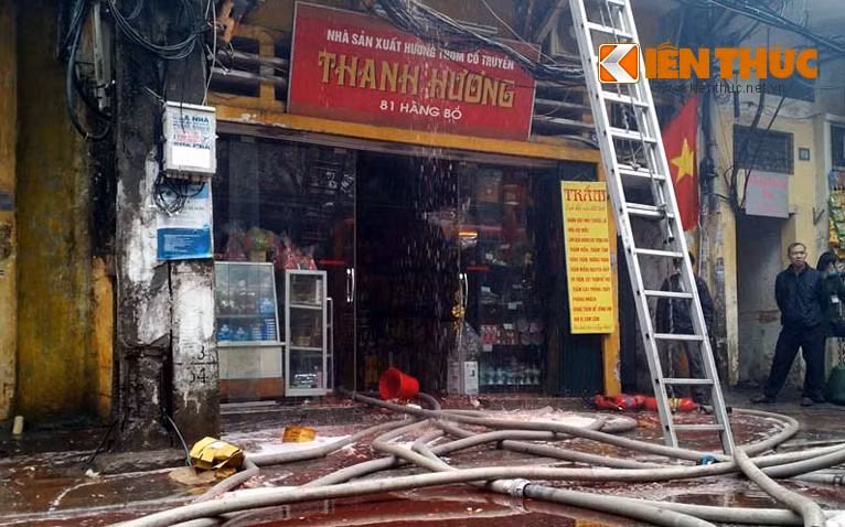 Sân ngôi nhà số 81 phố Hàng Bồ lênh láng nước.