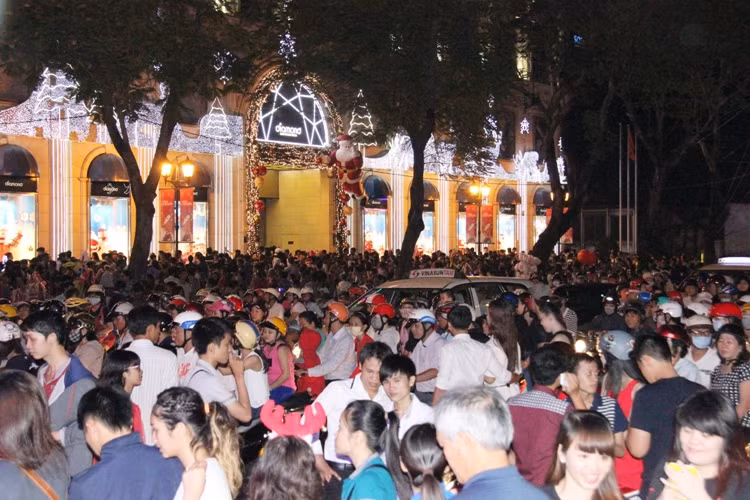 Biển người trên trục đường Lê Duẩn.