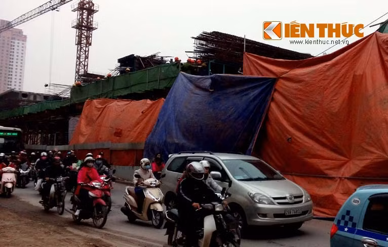 Giao thông trên tuyến đường Trần Phú ùn tắc cục bộ theo cả 2 hướng.