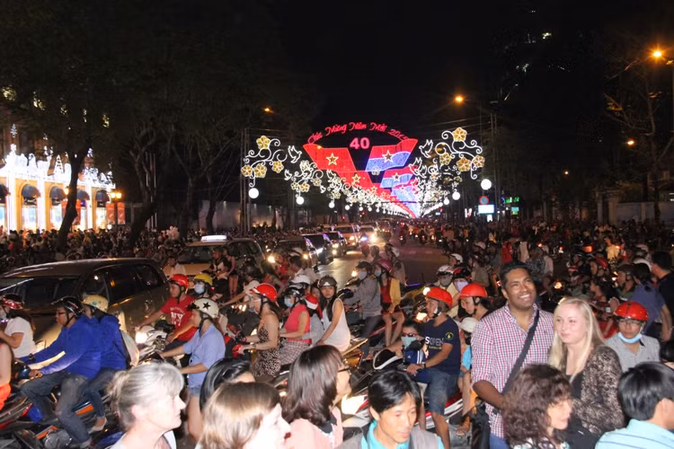 Do năm nay, khu vực trước tượng Đài Bác Hồ trên các tuyến đường trung tâm như Nguyễn Huệ, Lê Lợi, Đồng Khởi được rào chắn để thi công nên người dân đã tập trung về khu vực nhà thờ Đức Bà; trục đường Lê Duẩn và các trung tâm thương mại trên tuyến đường này để vui chơi. Tình trạng giao thông TP HCM cũng ùn tắc không kém Thủ đô.