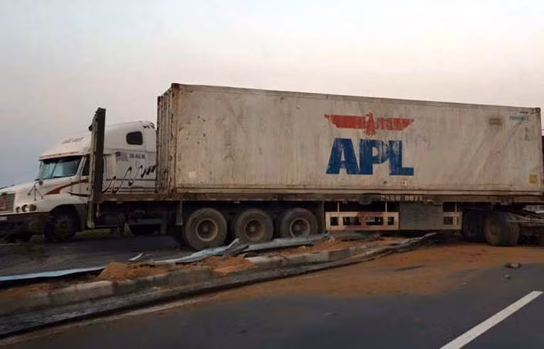 container cay nat dai phan cach cao toc noi bai lao cai hinh anh