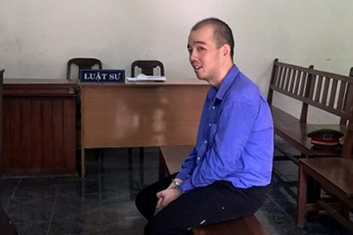 Sau khi nghị án, HĐXX nhận định Chuah Chow Fay đã cố tình đâm nạn nhân đến chết. Sau khi gây án lại bỏ trốn nhằm gây khó khăn cho công tác điều tra của công an. Hành vi của Chuah Chow Fay là nguy hiểm cho xã hội, trực tiếp ra tay giết người nên quyết định bác kháng cáo tuyên án chung thân về tội “Giết người”.