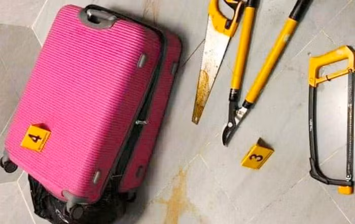 Jeong In Cheol dùng cưa, kìm cộng lực cắt rời cơ thể của Han Tong Duk bỏ vào các túi nilon đen, sau đó cho vào chiếc va ly màu hồng bỏ vào nhà vệ sinh ở khu vực tầng 1. Trong lúc thu dọn hiện trường, Jeong In Cheol đã để một số vật dụng phân thi thể Han Tong Duk ngay tại hiện trường sau đó cướp số tài sản trị giá hàng trăm triệu đồng của nạn nhân rồi lên chiếc xe ô tô rời khỏi hiện trường sang khu vực quận 2 lẩn trốn.