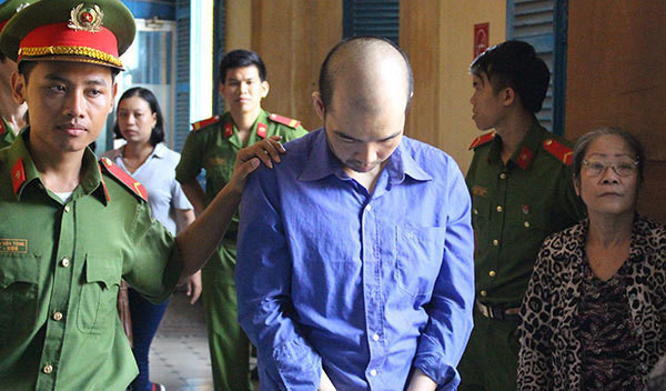  Đâm chết bạn vì mâu thuẫn tiền bạc: Ngày 8/8/2017, TAND Cấp cao tại TP HCM mở phiên xét xử phúc thẩm theo đơn kháng cáo của bị cáo Chuah Chow Fay (32 tuổi, quốc tịch Malaysia). Theo cáo trạng, ngày 21/5/2015, Chuah Chow Fay đến khách sạn ở đường Trần Phú, P.7, Q.5, TP.HCM để gặp ông Alex K Kwok. Trong lúc nói chuyện, ông Alex K Kwok có hỏi mượn tiền. nhưng nạn nhân không đó ý nên Chuah Chow Fay sát hại nạn nhân. 