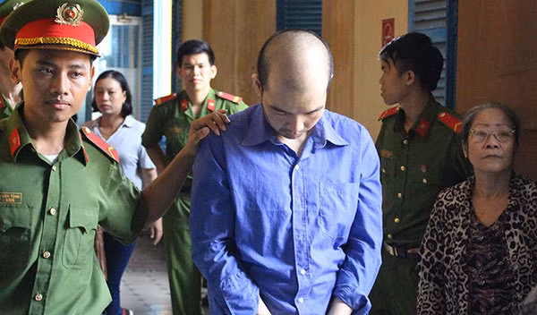  Đâm chết bạn vì mâu thuẫn tiền bạc: Ngày 8/8/2017, TAND Cấp cao tại TP HCM mở phiên xét xử phúc thẩm theo đơn kháng cáo của bị cáo Chuah Chow Fay (32 tuổi, quốc tịch Malaysia). Theo cáo trạng, ngày 21/5/2015, Chuah Chow Fay đến khách sạn ở đường Trần Phú, P.7, Q.5, TP.HCM để gặp ông Alex K Kwok. Trong lúc nói chuyện, ông Alex K Kwok có hỏi mượn tiền. nhưng nạn nhân không đó ý nên Chuah Chow Fay sát hại nạn nhân. 