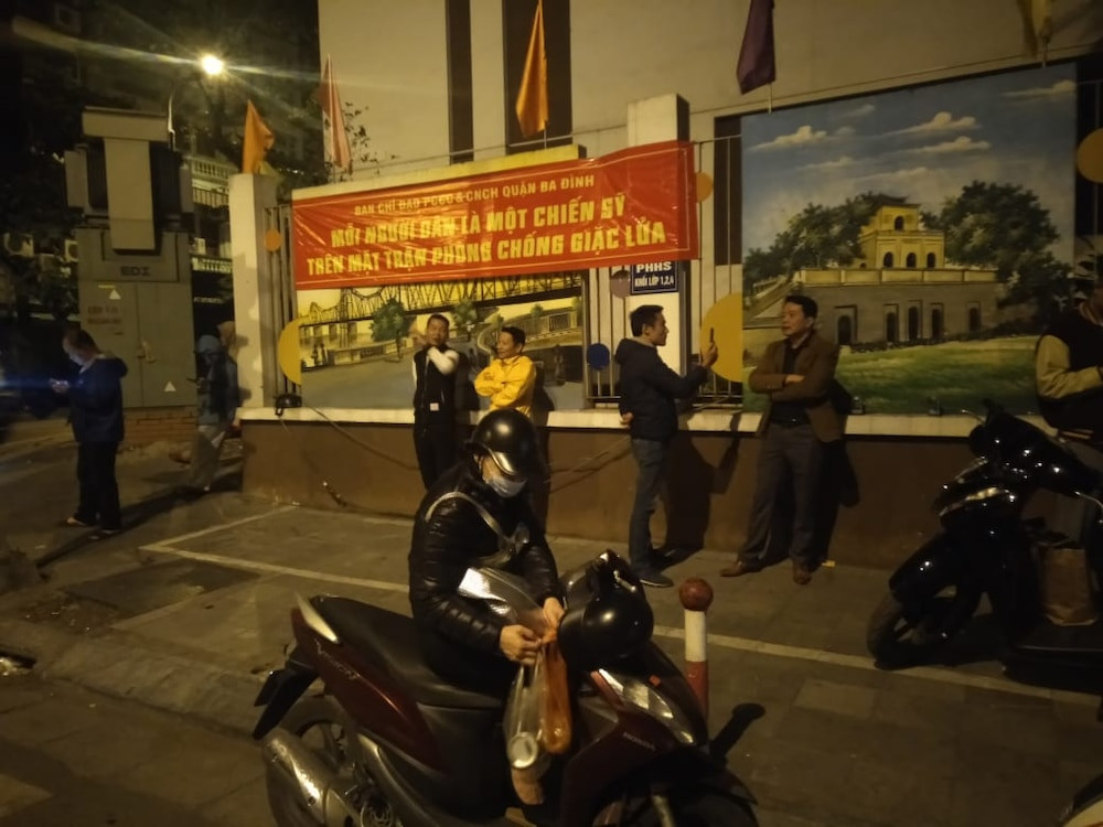 Một người dân sống tại số nhà 48 Cửa Bắc cho biết, vào tối cùng ngày, gia đình họ cùng những hộ gia đình khác được UBND phường phát thông báo sơ tán khỏi khu vực bán kính 200m tính từ nơi phát hiện quả bom để đảm bảo an toàn.