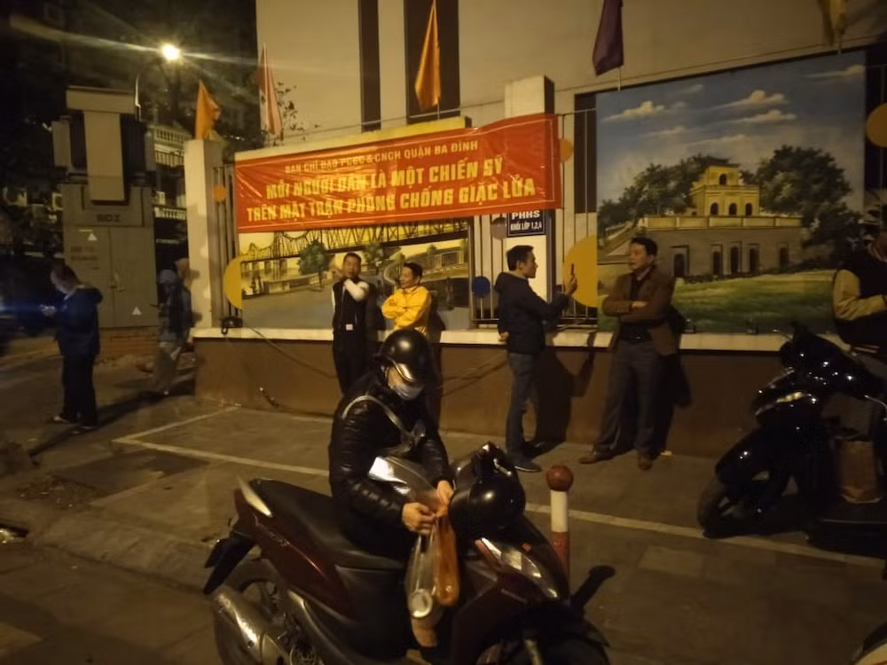 Một người dân sống tại số nhà 48 Cửa Bắc cho biết, vào tối cùng ngày, gia đình họ cùng những hộ gia đình khác được UBND phường phát thông báo sơ tán khỏi khu vực bán kính 200m tính từ nơi phát hiện quả bom để đảm bảo an toàn.