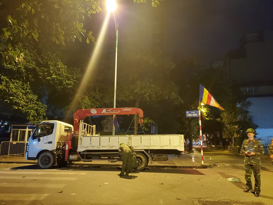 Ngay sau khi quả bom được di chuyển đi, các hàng rào bảo vệ cũng được lực lượng chức năng gỡ bỏ, người và xe cộ đi lại bình thường trở lại trên phố Cửa Bắc. Người dân sinh sống tại các ngôi nhà cạnh khu vực phát hiện quả bom cũng đã vui mừng trở về nhà.